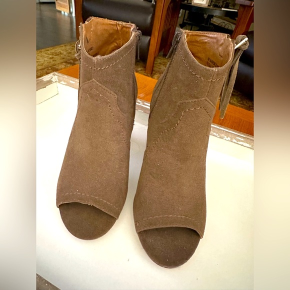 Women’s Size 6 XoXo Brown Suede Color. New Never Worn - Picture 2 of 4